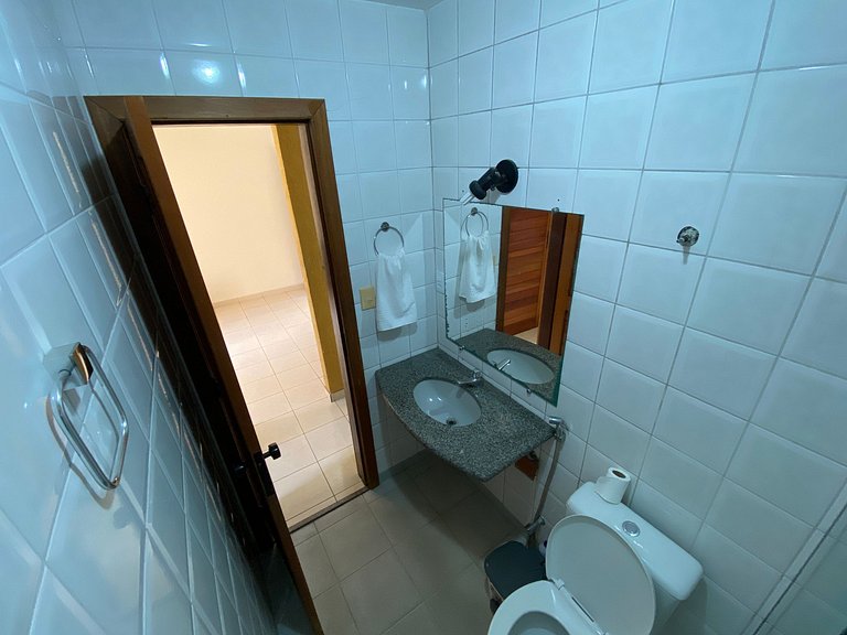 128 - quarto e sala a 100m da praia