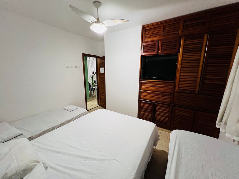 128 - quarto e sala a 100m da praia